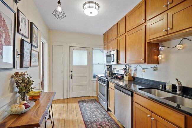 Building Photo - 1012 W 34th St