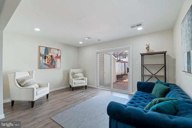 Foto del edificio - 7616 Somerset Ln