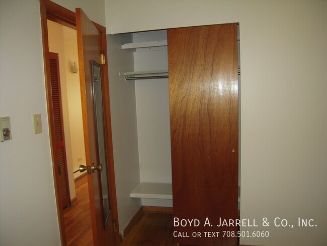 Building Photo - Oakwood Apartments:One Bedroom, off-street...
