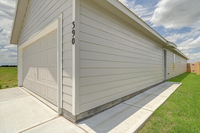 Building Photo - 390 Rd 590106