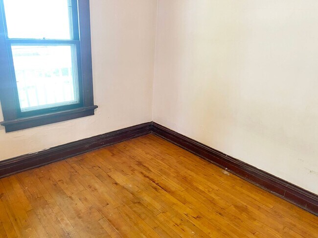 Building Photo - 3-Bedroom, 1-Bath Ranch Style Home with 1-...
