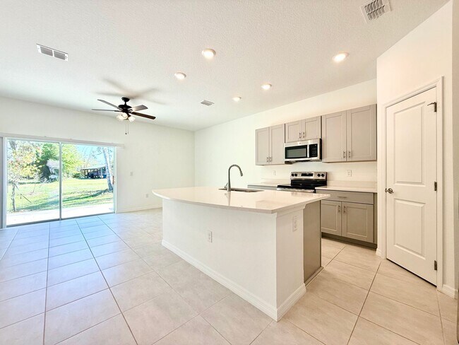 Building Photo - Designed for the way you live! 3Bedrooms/2.5Bath Edgewater Townhome