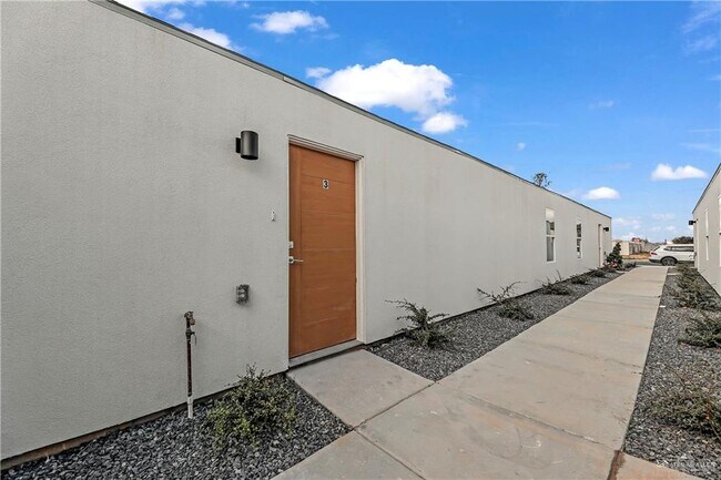 Building Photo - 1400 E Iris Ave