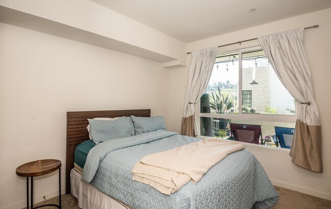 Foto del edificio - 12655 Bluff Creek Dr
