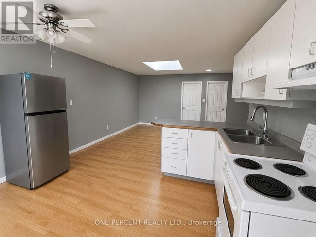 Building Photo - 546 Concession St