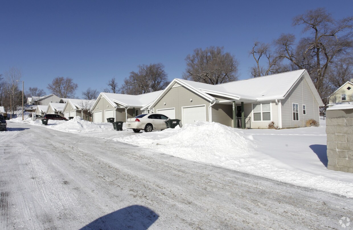 Primary Photo - Meredith Manor Apartments