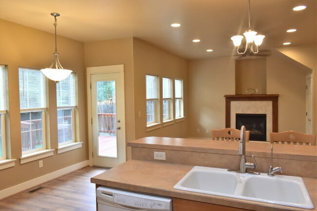 Building Photo - Beautifully Designed, Dog Friendly 3-Bedro...