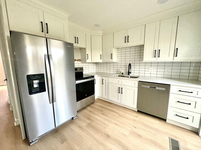 Foto del edificio - Beautifully Updated 2 Bedroom Townhome in ...