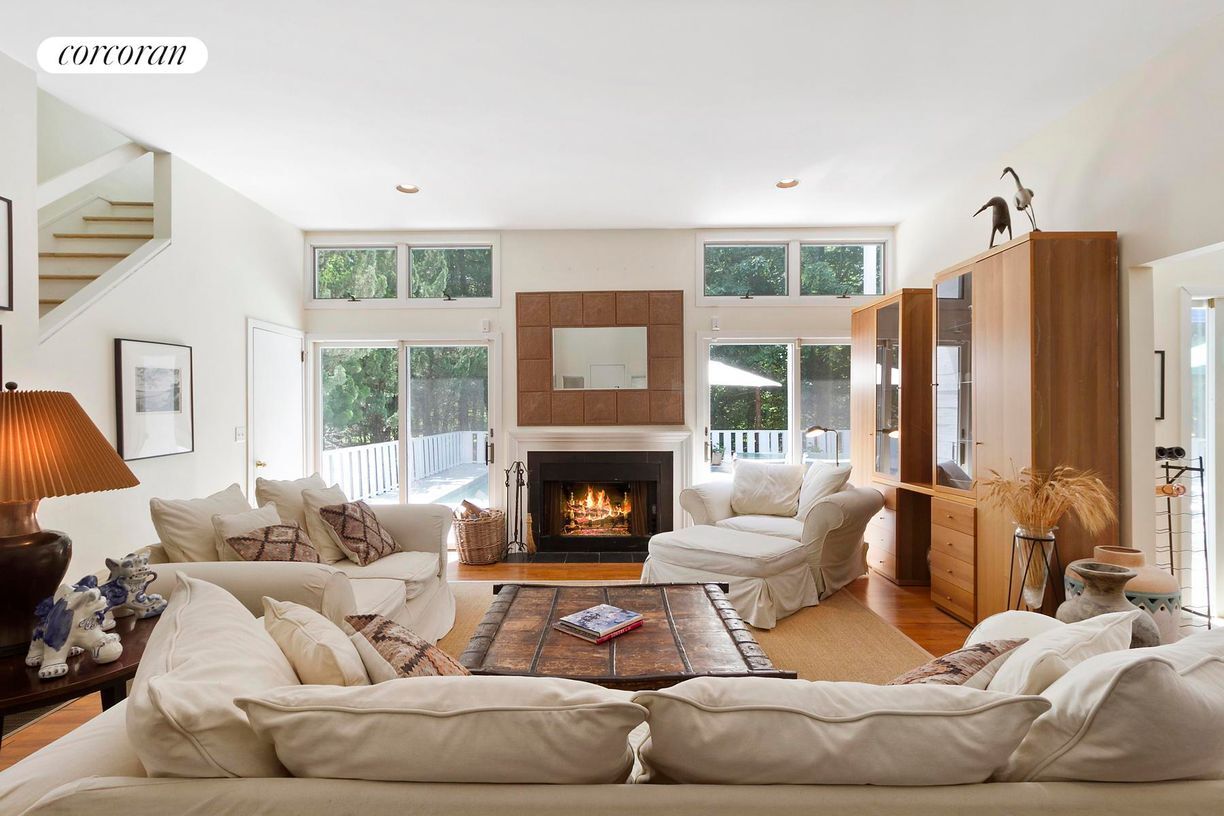 Primary Photo - 44 Longwoods Ln