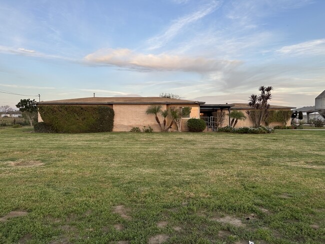 Foto del edificio - 13051 Baker Ave