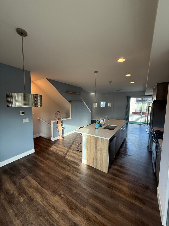 Building Photo - 1053 Eaton St