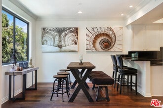 Building Photo - 423 N Palm Dr