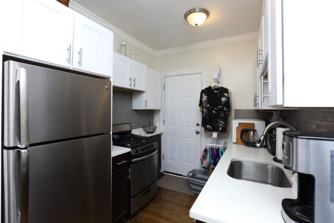 Building Photo - 3817 N Greenview Ave