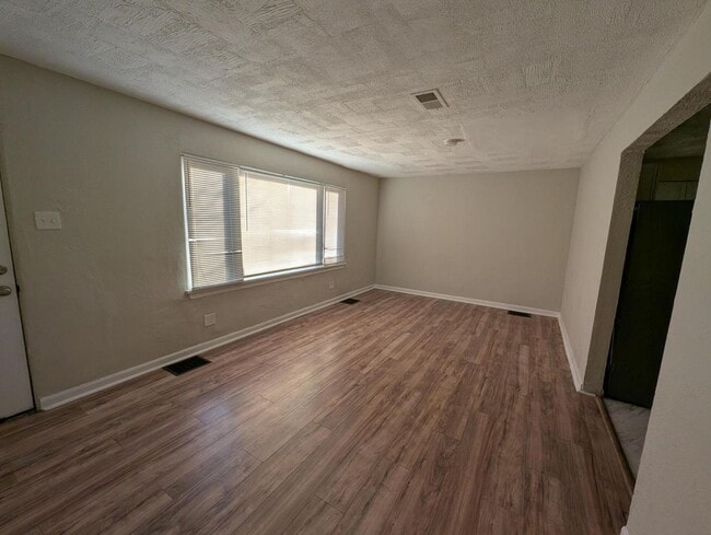 Foto del edificio - Space to Spare on Frost