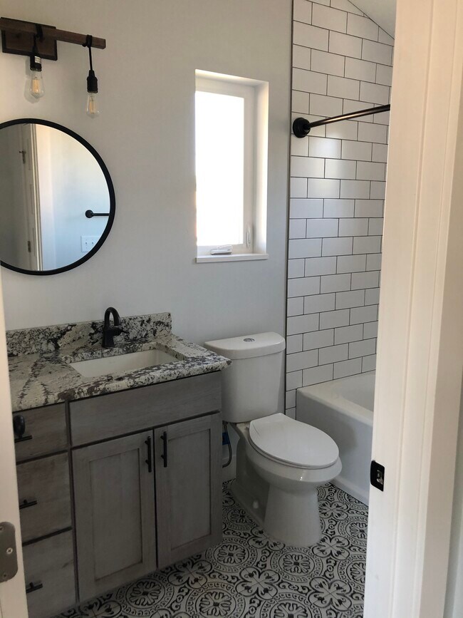Baño - 702 W 1st St
