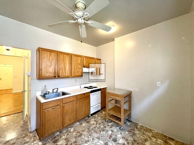 Building Photo - NO FEE Studio w Backyard
