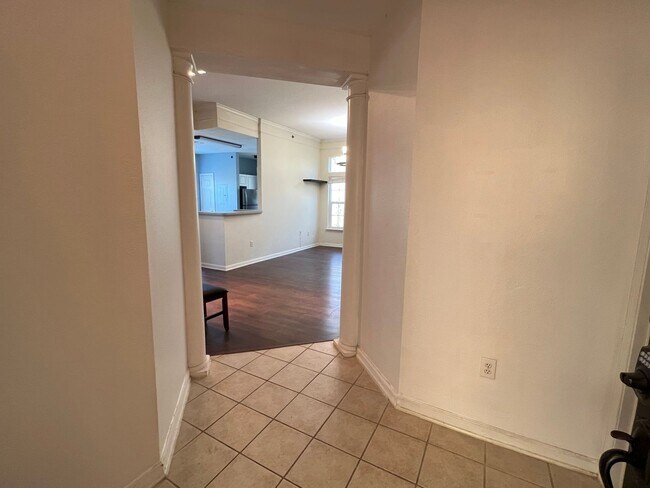 Foto del edificio - 2 Bedroom 2 Bath Renovated Condo at Mira V...
