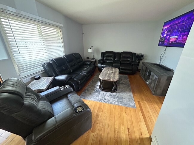 Foto del edificio - 4049 18th Ave NW