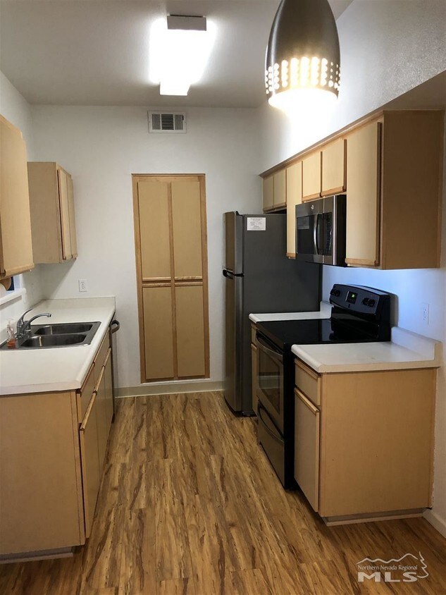 Foto principal - 6850 Sharlands Ave