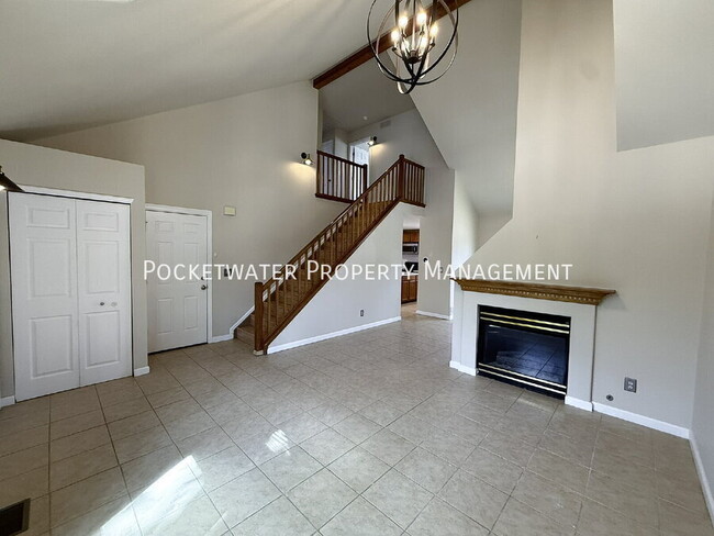 Foto del edificio - 575 Spruce Cir