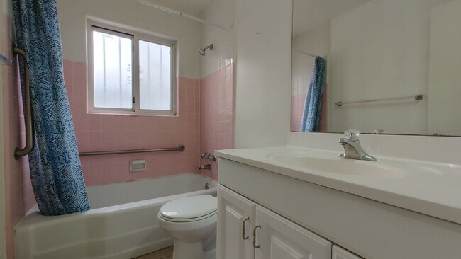 Building Photo - Palomas 3plex