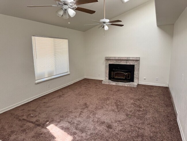 Foto del edificio - Remodeled 4+2 In Quiet Neighborhood - $3000