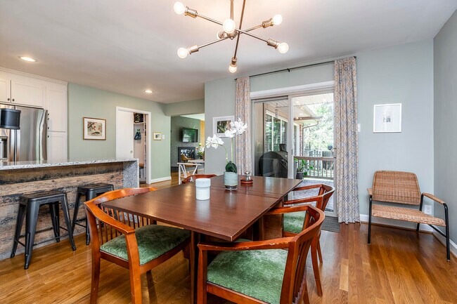 Foto del edificio - 844 Summerville Dr
