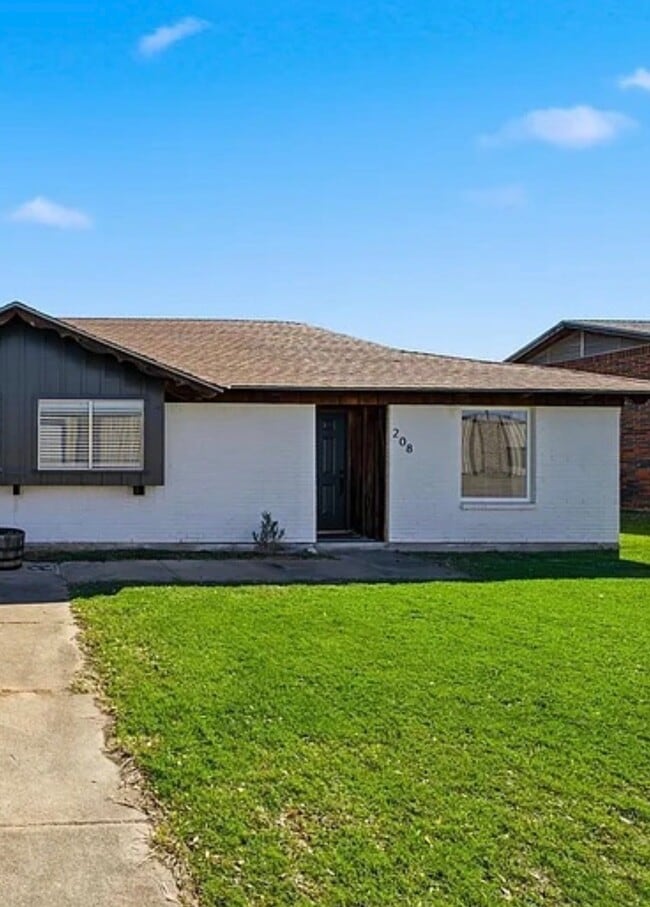 Building Photo - 208 Queen Dr