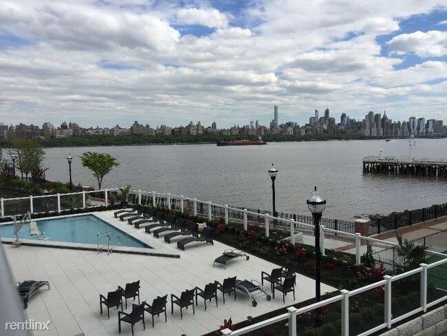 Foto del edificio - 1 br, 1 bath Apartment - 339 River Rd
