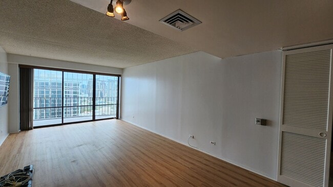 Building Photo - Harbor Square, Makai Building, 1 bedroom, ...