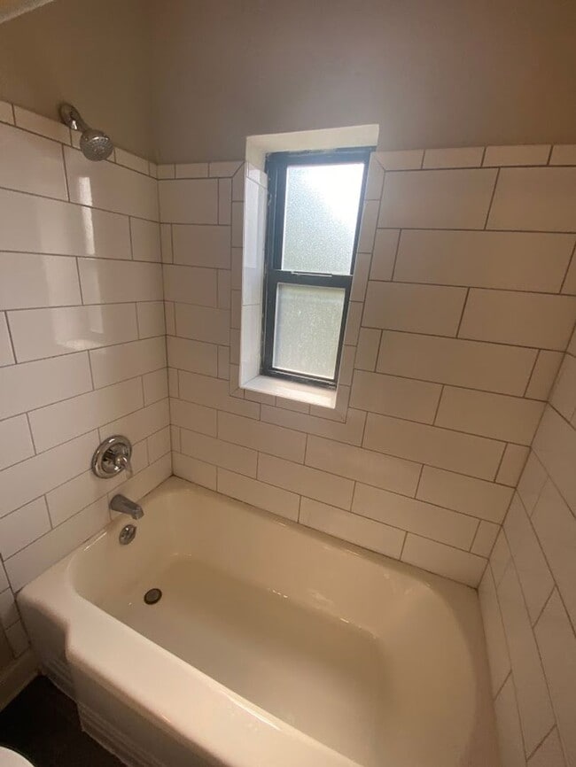 Building Photo - Updated Studio Apt in Dogtown!
