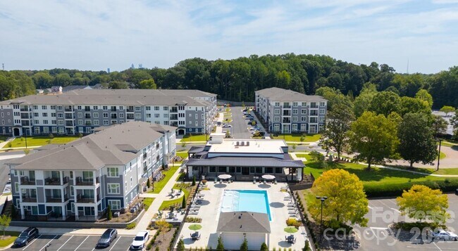 Foto del edificio - 2546 Perimeter Pointe Pkwy