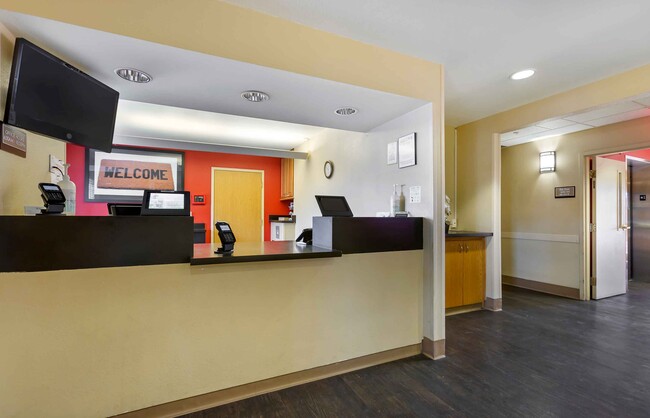 Lobby and Guest Check-in - Furnished Studio - Phoenix