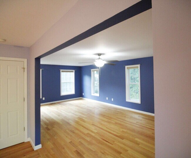 Foto del edificio - Privacy, Space, and Modern Comfort in Salem