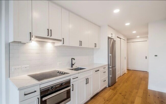 Building Photo - 1211 Van St SE