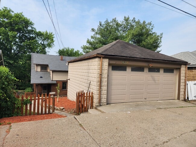 Garage - 1805 Ardmore Blvd
