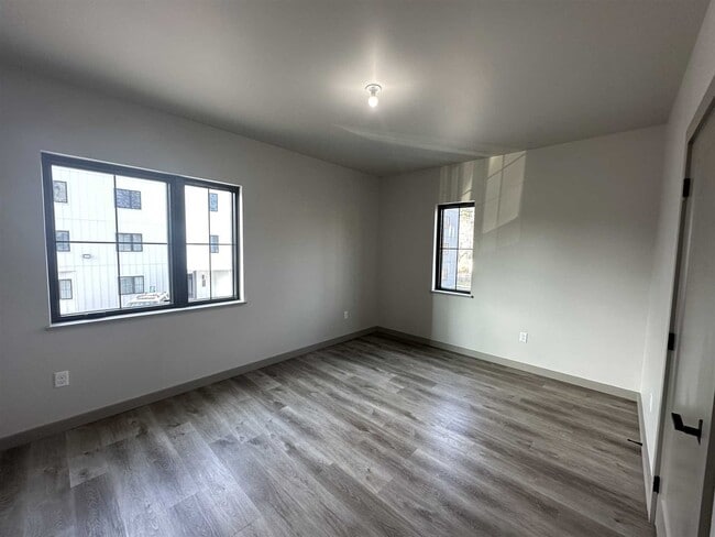 Building Photo - 472 Maple St