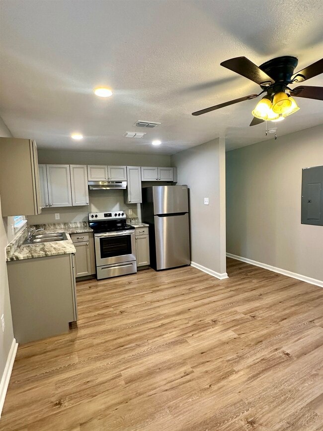 Building Photo - 3025 Creekwood Ln