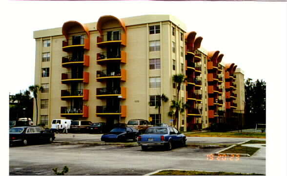 Building Photo - Keystone Courts