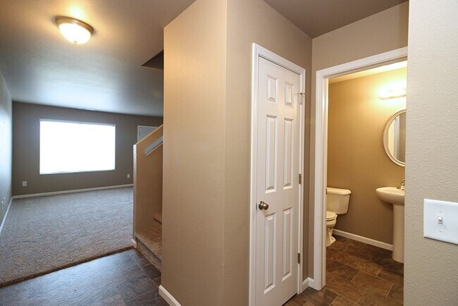 Foto del edificio - Reserve this Twin Home in a COZY Neighborhood Available Now!