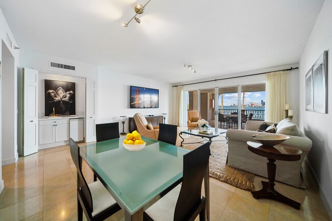 Foto del edificio - 5235 Fisher Island Dr