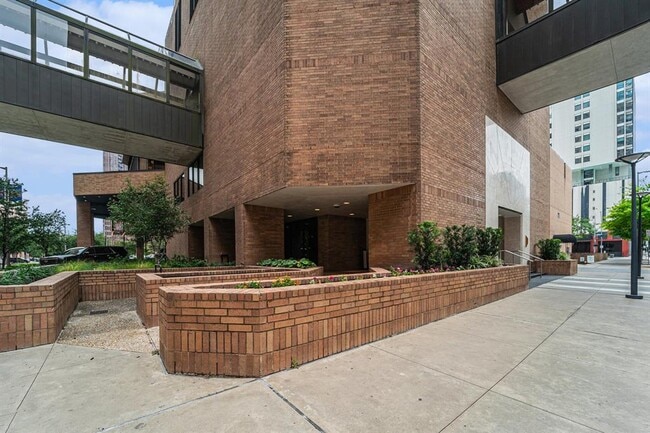 Building Photo - 1111 Caroline St