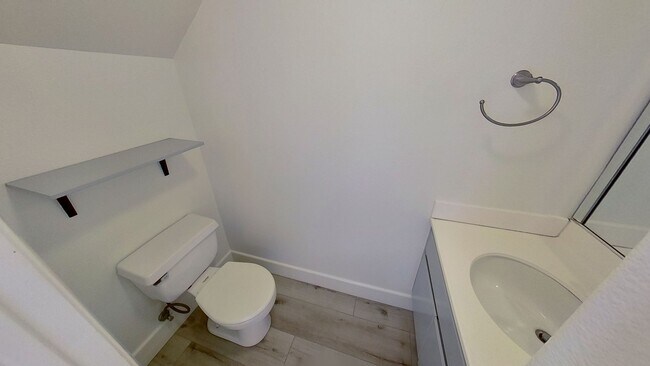 Building Photo - **Move-in Special!!** Tri-Level Condo in A...