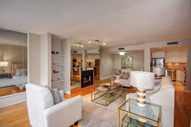 Building Photo - 135 George St S