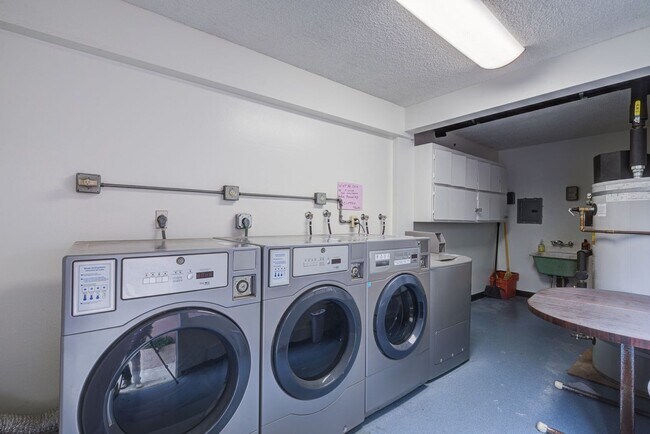 Foto del edificio - 2020 Graham Ave