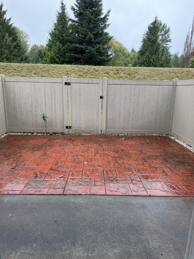 Building Photo - 2 Bedroom Townhome in Kent, Available for Immediate Move In