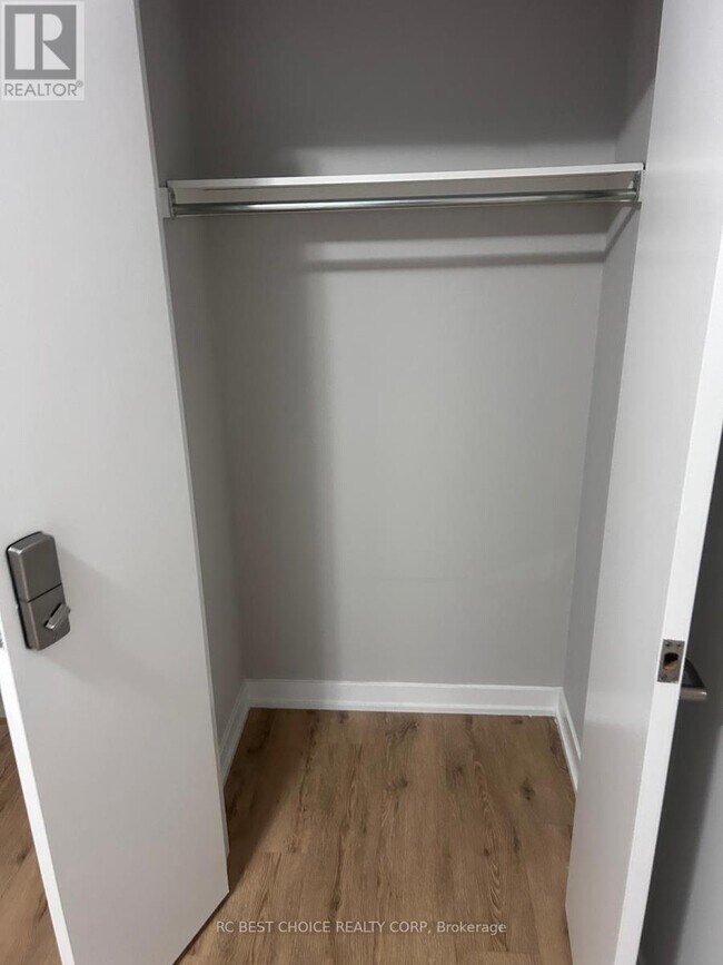 Photo du bâtiment - 1760 Simcoe St N