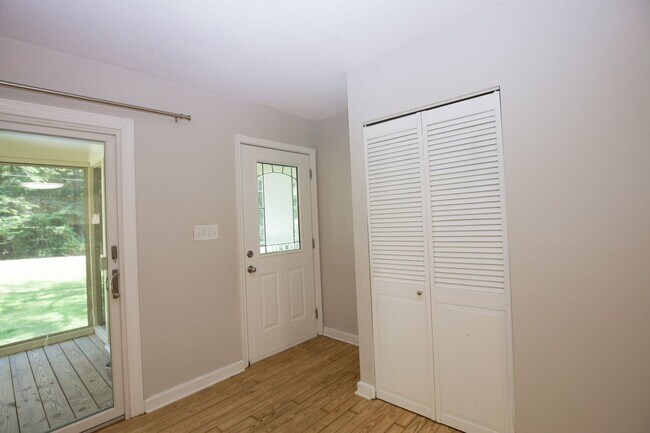 Foto del edificio - Woodlake rental now available!
