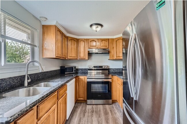 Building Photo - Charming and newly remodeled 4 bed x 2 bat...