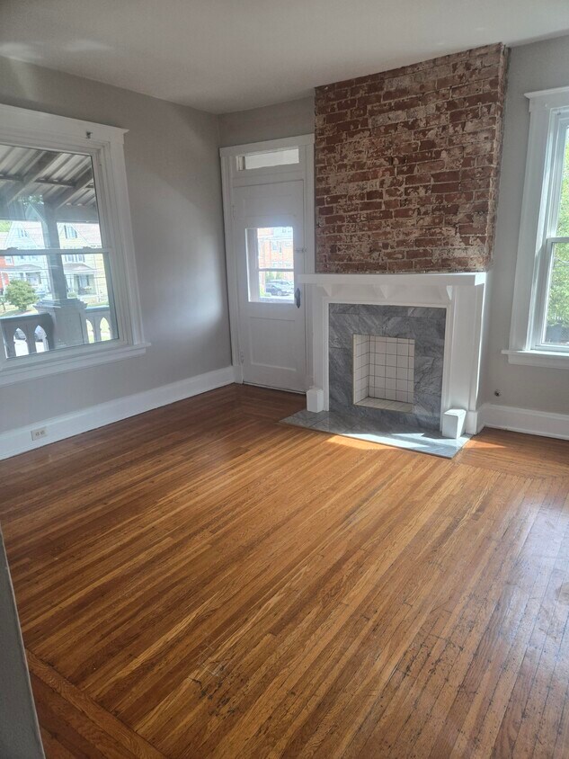 family room - 2221 Hudson Ave